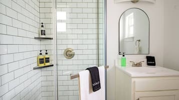 Een douche, een haardroger, handdoeken