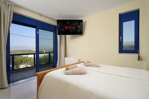 2 bedrooms, iron/ironing board, free WiFi, bed sheets - House with sea view. Family-friendly. (Kamilari)
