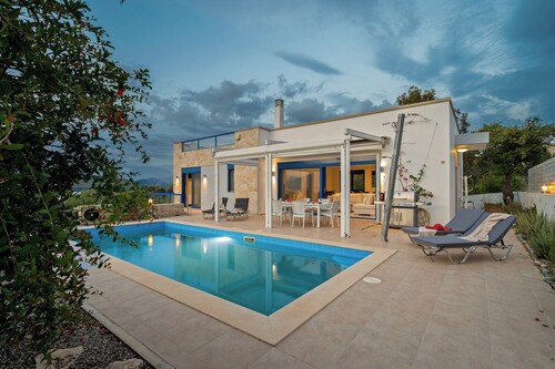 House with sea view. Family-friendly.