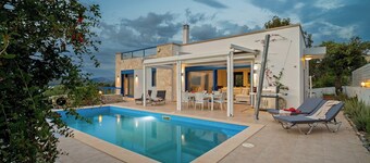 House with sea view. Family-friendly.