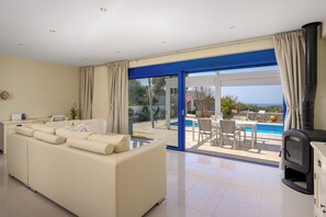 Smart TV - House with sea view. Family-friendly. (Kamilari)