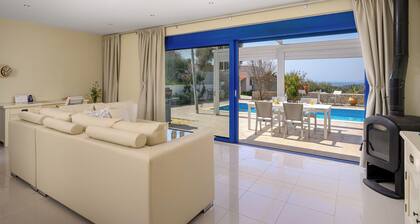 House with sea view. Family-friendly.