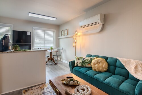 Vulcan's Emerald Hideaway B3 - King Bed/WiFi/City