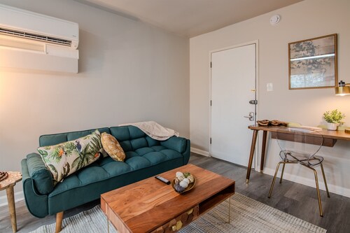 Vulcan's Emerald Hideaway B4 - King Bed/WiFi/City