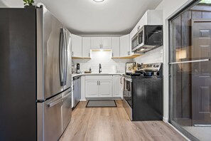 Refrigerador, microondas, horno y parrilla de estufa