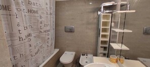 Haartrockner, Handtücher, Seife, Toilettenpapier