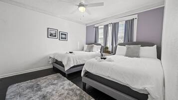 3 slaapkamers, een strijkplank/strijkijzer, gratis wifi, beddengoed