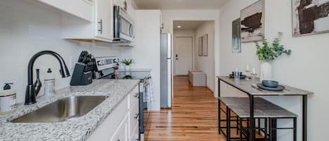 Frigorifero, microonde, forno, piano cottura