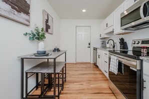 Réfrigérateur, four à micro-ondes, un four, surface de cuisson