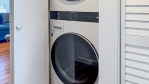 Interior - Central Suite B - 2 Bedrooms/King Bed/Parking (Birmingham)