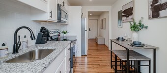 Central Suite C - 2 Bedrooms/Queen Bed/Parking