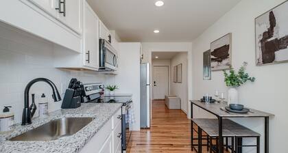 Central Suite C - 2 Bedrooms/King Bed/Parking