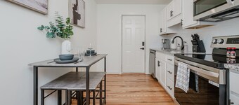 Central Suite D - 2 Bedrooms/King Bed/Parking