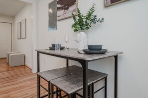 Dining - Central Suite D - 2 Bedrooms/King Bed/Parking (Birmingham)