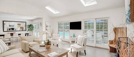Smart TV, fireplace