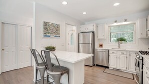 Fridge, oven, stovetop, dishwasher