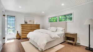 4 bedrooms, iron/ironing board, WiFi, bed sheets