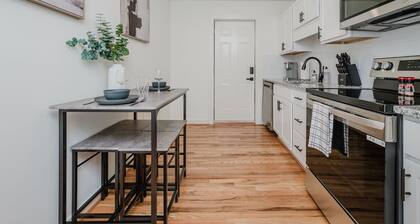 Central Suite F - 2 Bedrooms/Double Queens/Parking