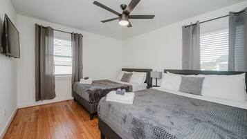 2 bedrooms, iron/ironing board, free WiFi, bed sheets