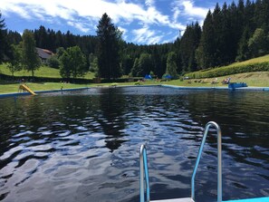 Innendørsbasseng og et oppvarmet basseng