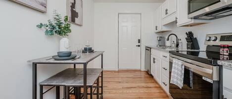 Réfrigérateur, micro-ondes, four, plaque de cuisson