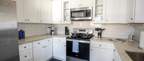 冷蔵庫、電子レンジ、オーブン、コンロ