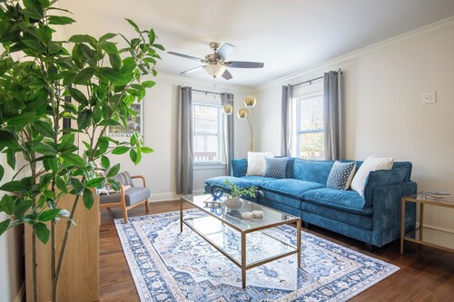 Crestwood Bloom – 3BR Getaway w/ Patio & Backyard