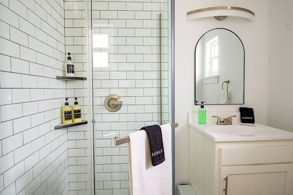Douche, sèche-cheveux, serviettes fournies