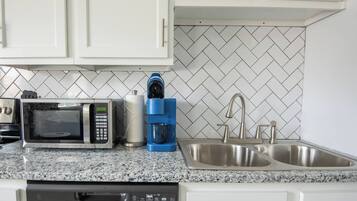 Kjøleskap, mikrobølgeovn, ovn og kokeplater