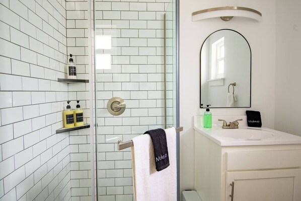 Douche, séchoir à cheveux, serviettes fournies