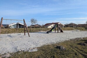 Children’s area - North Sea vacation home Huus Eiderente - relaxation, wellness, fireplace, fiber optic WLAN (Wesselburenerkoog)