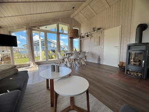 Smart TV, fireplace, DVD player, stereo - North Sea vacation home Huus Eiderente - relaxation, wellness, fireplace, fiber optic WLAN (Wesselburenerkoog)
