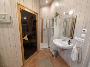Haartrockner, Handtücher, Seife, Toilettenpapier