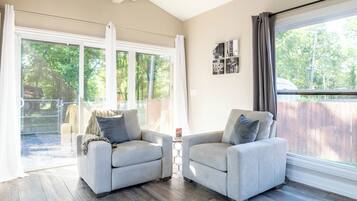 Smart-tv, pejs, bøger, kontorer