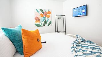 4 bedrooms, desk, iron/ironing board, WiFi (free)