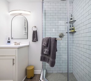 Dusj, hårføner og håndklær