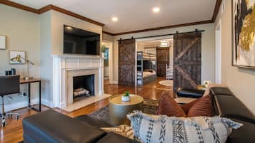 Smart-TV, Bücher, Arbeitsbereiche