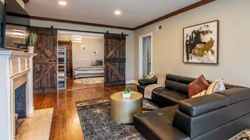 4 dormitoris, escriptori i planxa i posts de planxar