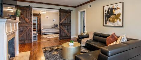 4 sovrum, skrivbord, strykjärn/strykbräda och resesäng