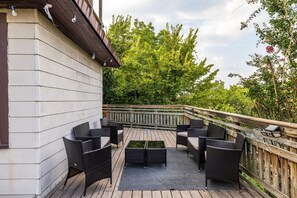 Outdoor dining - Hanover Haven | Grand Historic Retreat/Game Room (Birmingham)