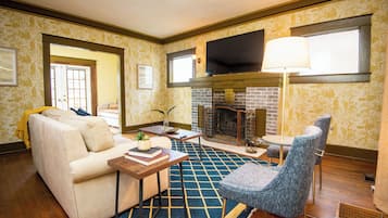 Smart TV, table tennis, stereo, offices