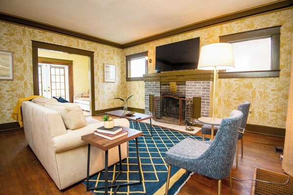 Téléviseur connecté, table de ping-pong, livres, chaîne audio