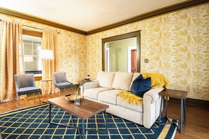 Smart TV, ping pong, books, stereo - Hanover Haven | Grand Historic Retreat/Game Room (Birmingham)