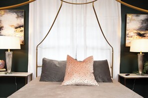 5 chambres, bureau, fer et planche à repasser, lit de bébé portatif