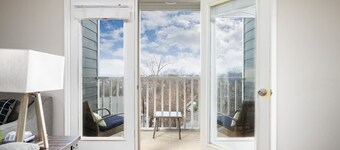 Hilltop Getaway- Groups/6 units/King Beds/Parking