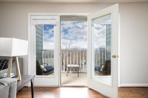 Hilltop Haven - Big Groups/King Beds/Free Parking