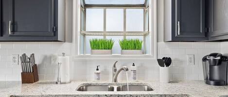 Kylskåp, mikrovågsugn, ugn och spishäll