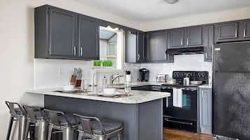 Een koelkast, een magnetron, een oven, een kookplaat