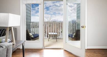 Hilltop Hideaway B - Parking/2 Baths/4 Queen Beds