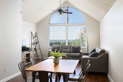 Hilltop Hideaway G- King Beds/Free Parking/2 Bath